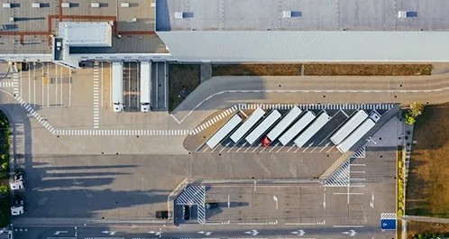 Vista aérea de los andenes de carga de un centro de distribución