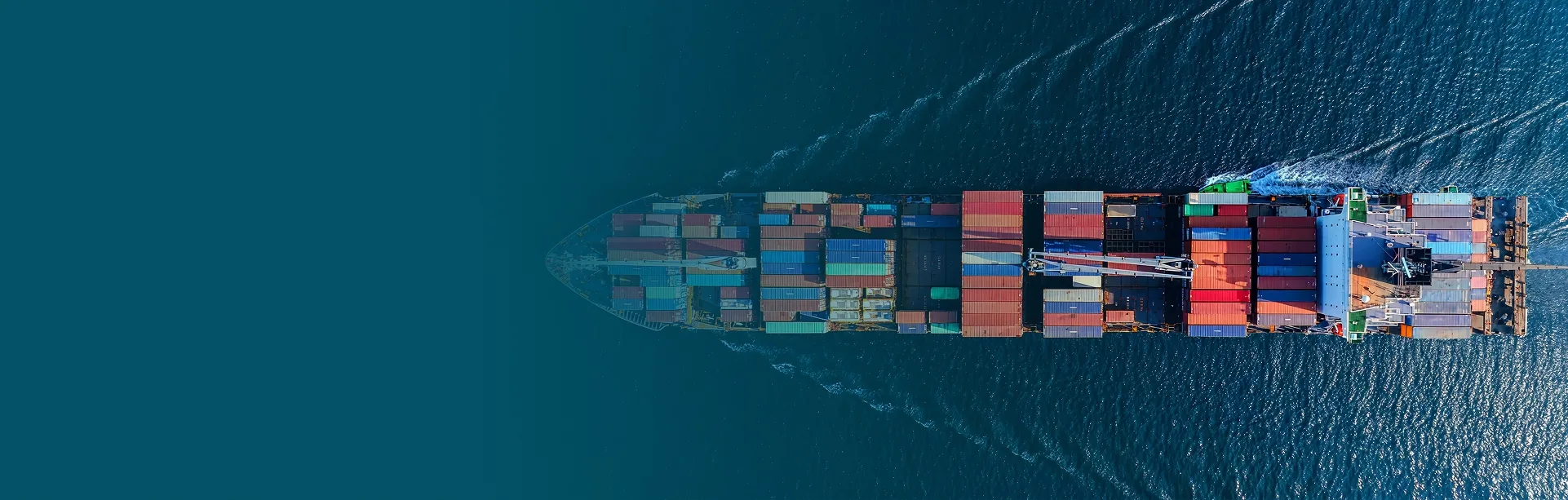 Buque portacontenedores navegando en mar abierto, visto desde arriba