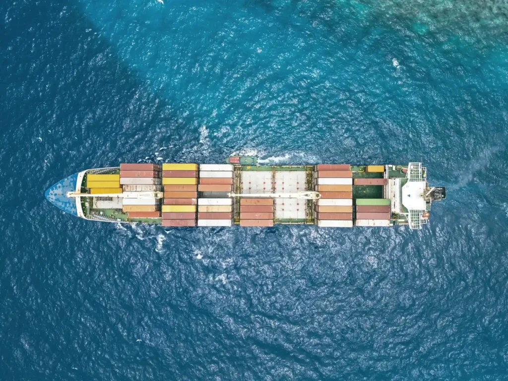 Buque portacontenedores navegando en mar abierto, visto desde arriba