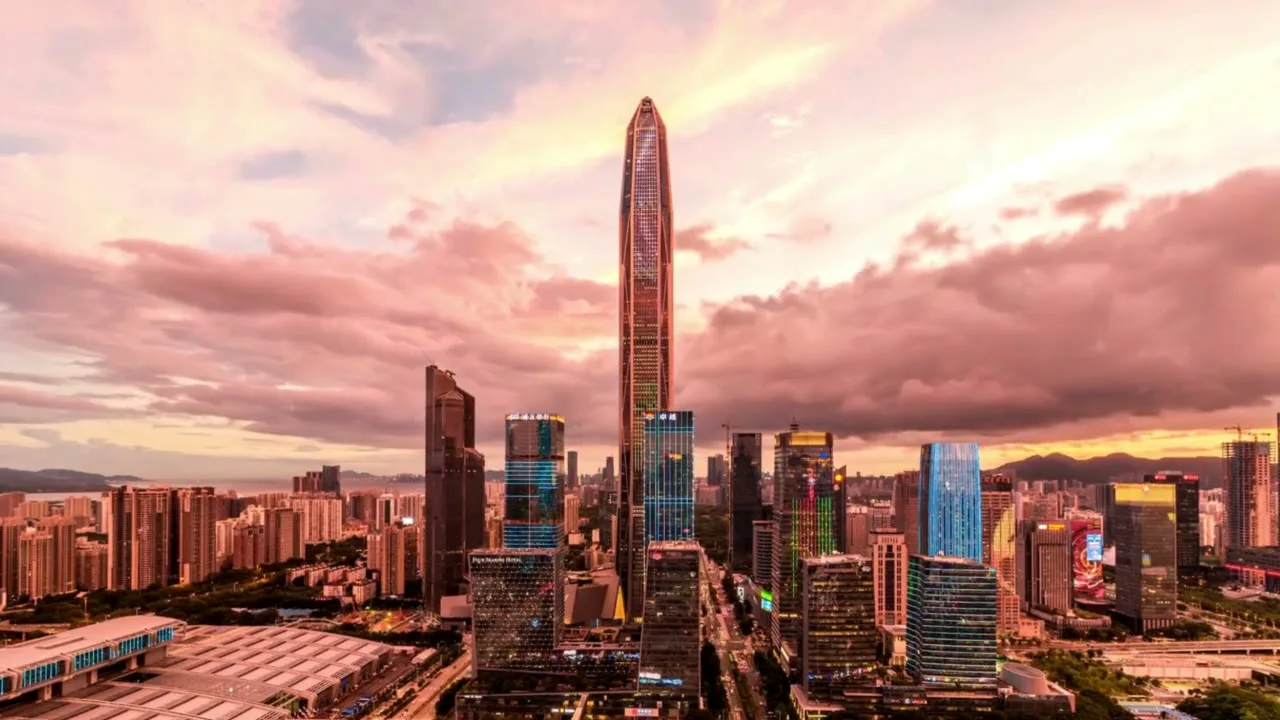 Skyline de Shenzhen al atardecer, con los rascacielos recortados sobre nubes rosadas