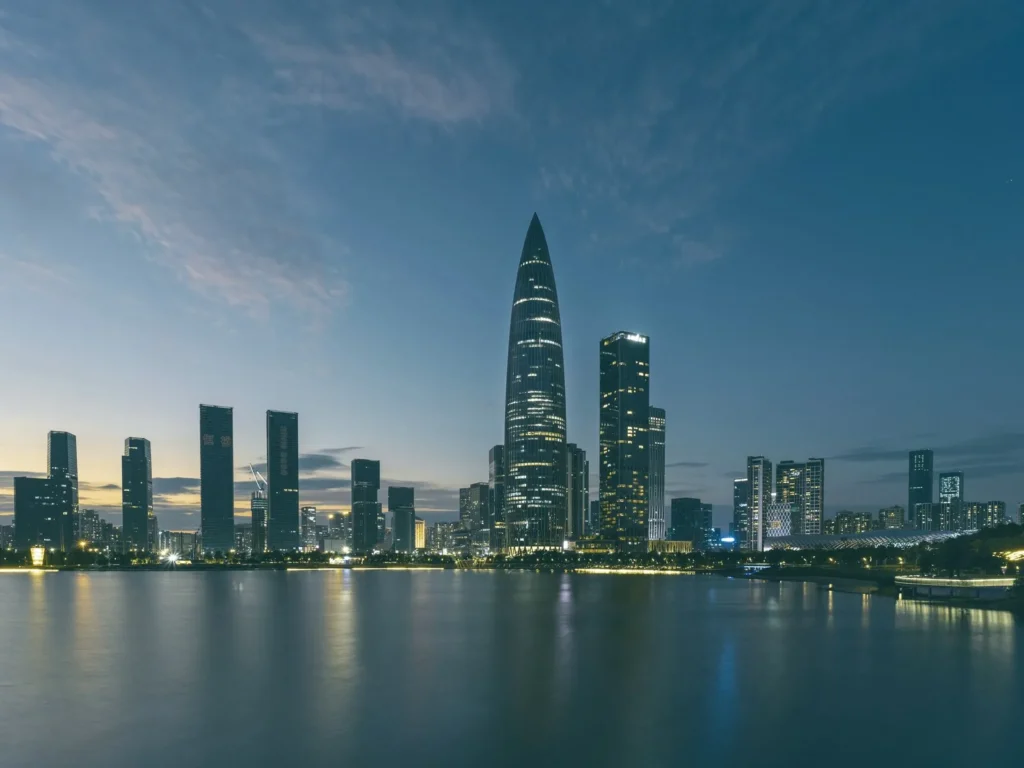 Skyline de Houhai, en Shenzhen, reflejado en la bahía al anochecer