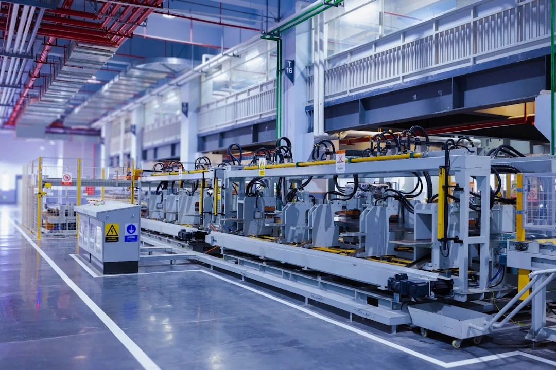 Año Nuevo Chino 2027: línea de producción automatizada en una nave industrial, con estaciones de máquinas en fila