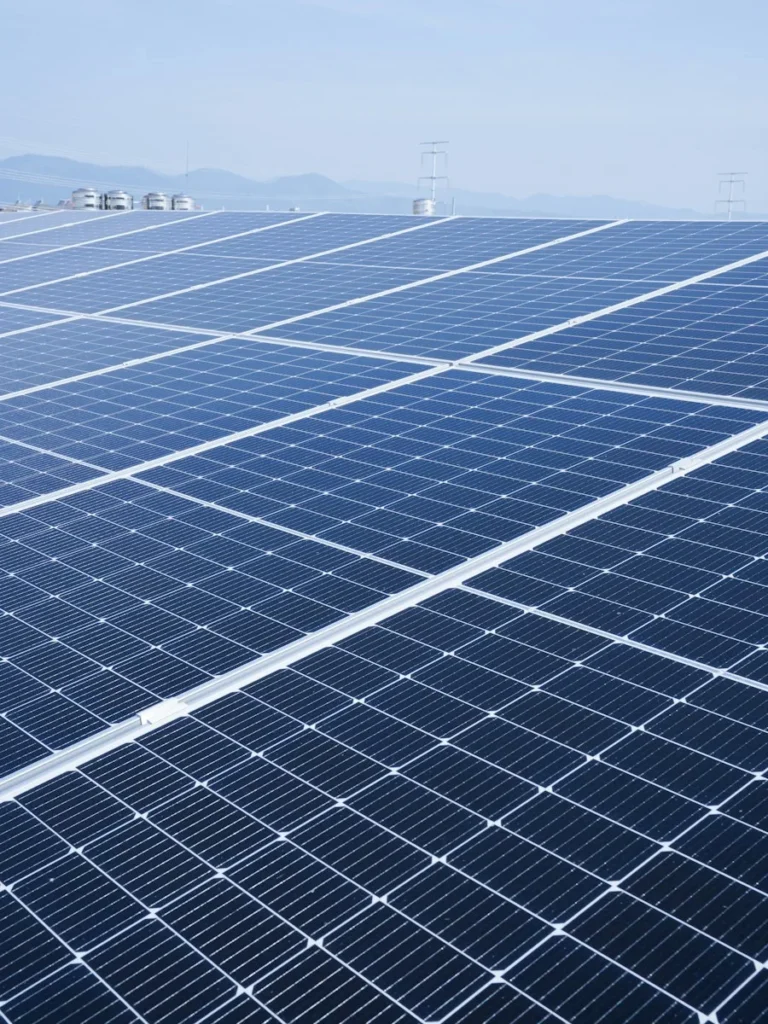 Hilera de paneles solares fotovoltaicos vista en perspectiva