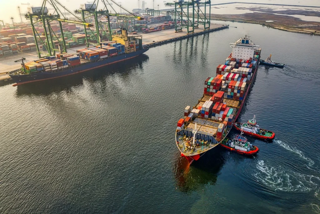 nuevo arancel a china: red and blue cargo ship on body of water during daytime