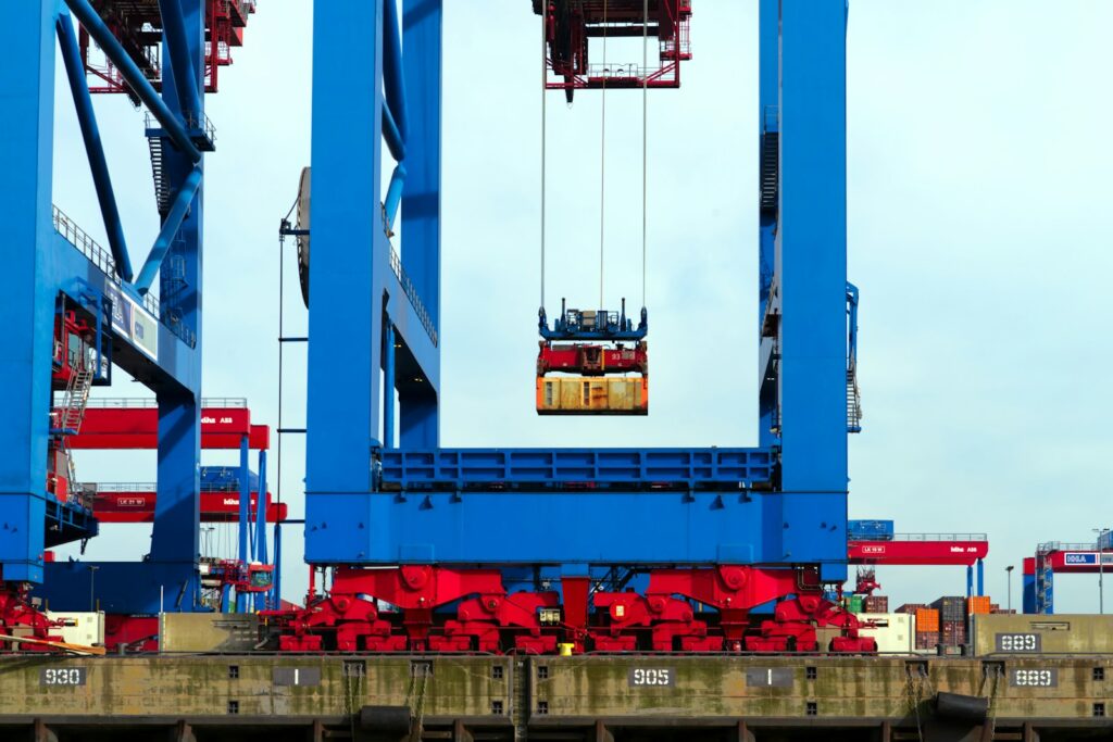 país de origen: grúa pórtico de patio levantando un contenedor en una terminal portuaria