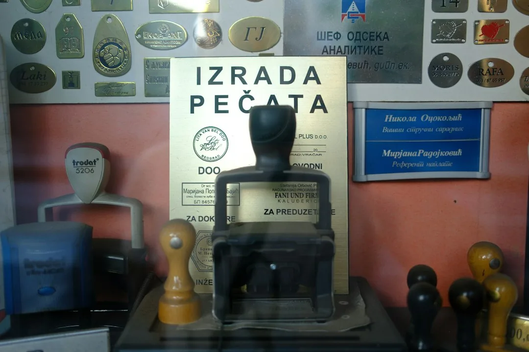 registrar marca en China: Collection of vintage rubber stamps and plaques on display