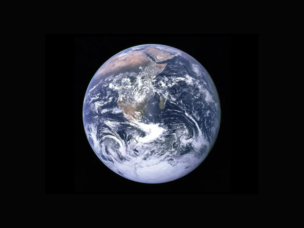 controles de exportación chinos: Earth with clouds above the African continent